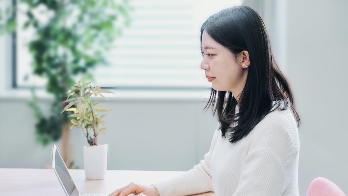 オフィスでパソコンに向かう社員