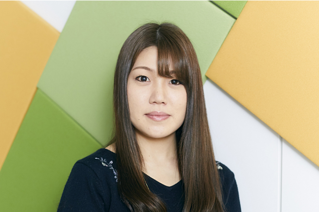 カラフルな背景の前に立つ女性の写真