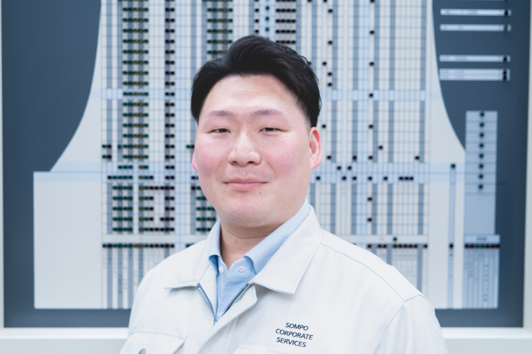 作業服を着た男性の写真